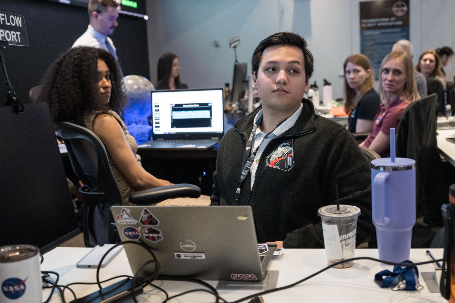 Artemis II lunar science team members, in the foreground from left: Amber Turner and Jared Ralleta in the center. Standing up behind Turner is Jacob Richardson, and sitting behind and to the right, of Ralleta, are Ryan Watkins in the front, and Debra Needham behind her. The SER supports the Artemis science officer in the mission’s main flight control room. Built specifically for Artemis missions with these science priorities in mind, the SER is equipped to support rapid data interpretation, collaborative analysis, real-time decision making, and seamless coordination between the science and operations teams. Credits: NASA/Luna Posadas Nava
