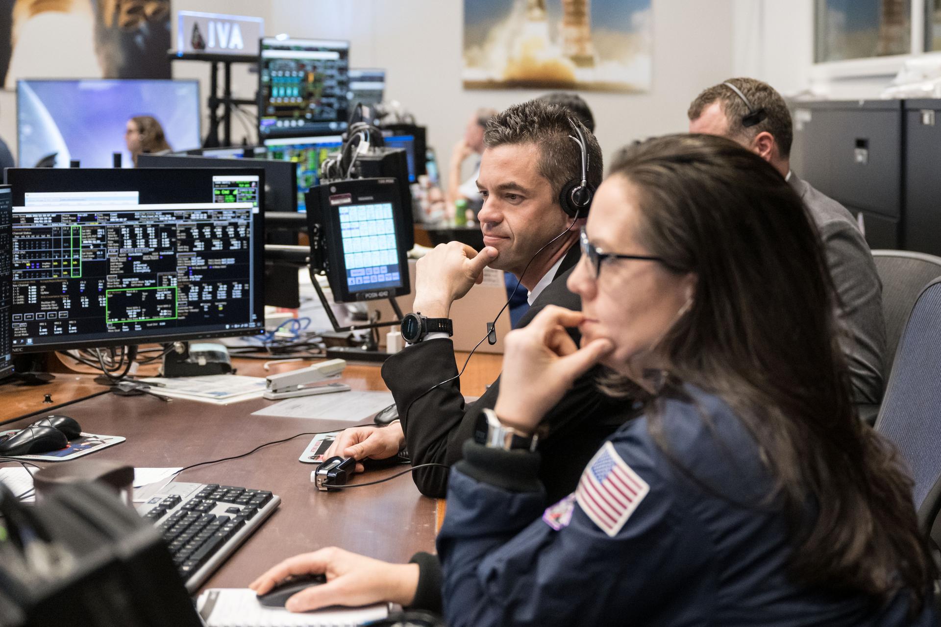 jsc2026e020085 (April 2, 2026) – NASA Administrator Jared Isaacman (left) and NASA Chief Flight Director Emily Nelson (right) in the Mission Control Center at NASA’s Johnson Space Center monitor mission operations during the translunar injection (TLI) burn, which sent the crew in Orion out of Earth orbit and on a trajectory toward the Moon.