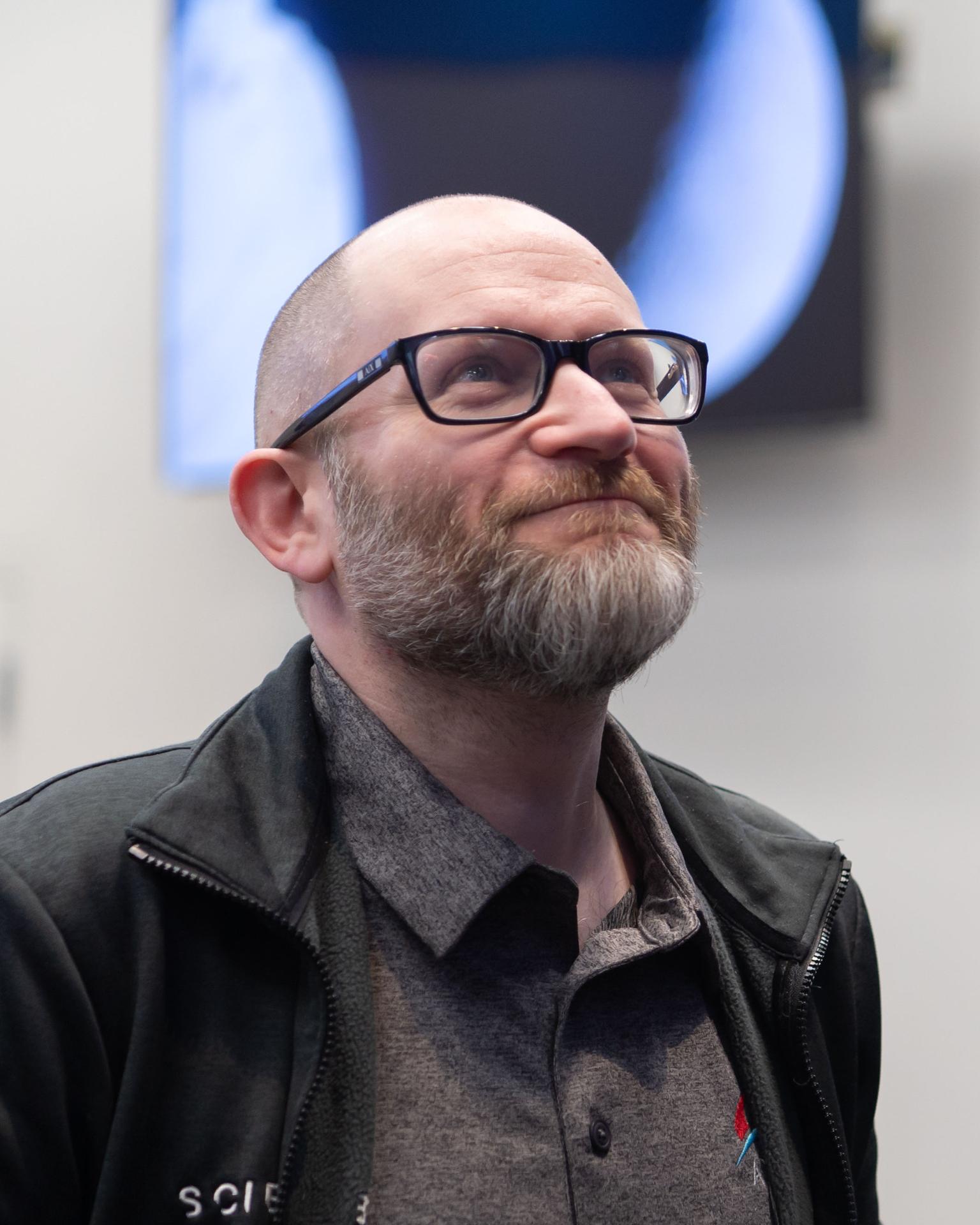 Artemis II crew lunar observations team member, David Charney, monitors the mission from the Science Evaluation Room (SER). Built specifically for Artemis missions with these science priorities in mind, the SER is equipped to support rapid data interpretation, collaborative analysis, real-time decision making, and seamless coordination between the science and operations teams. Credits: NASA/Luna Posadas Nava