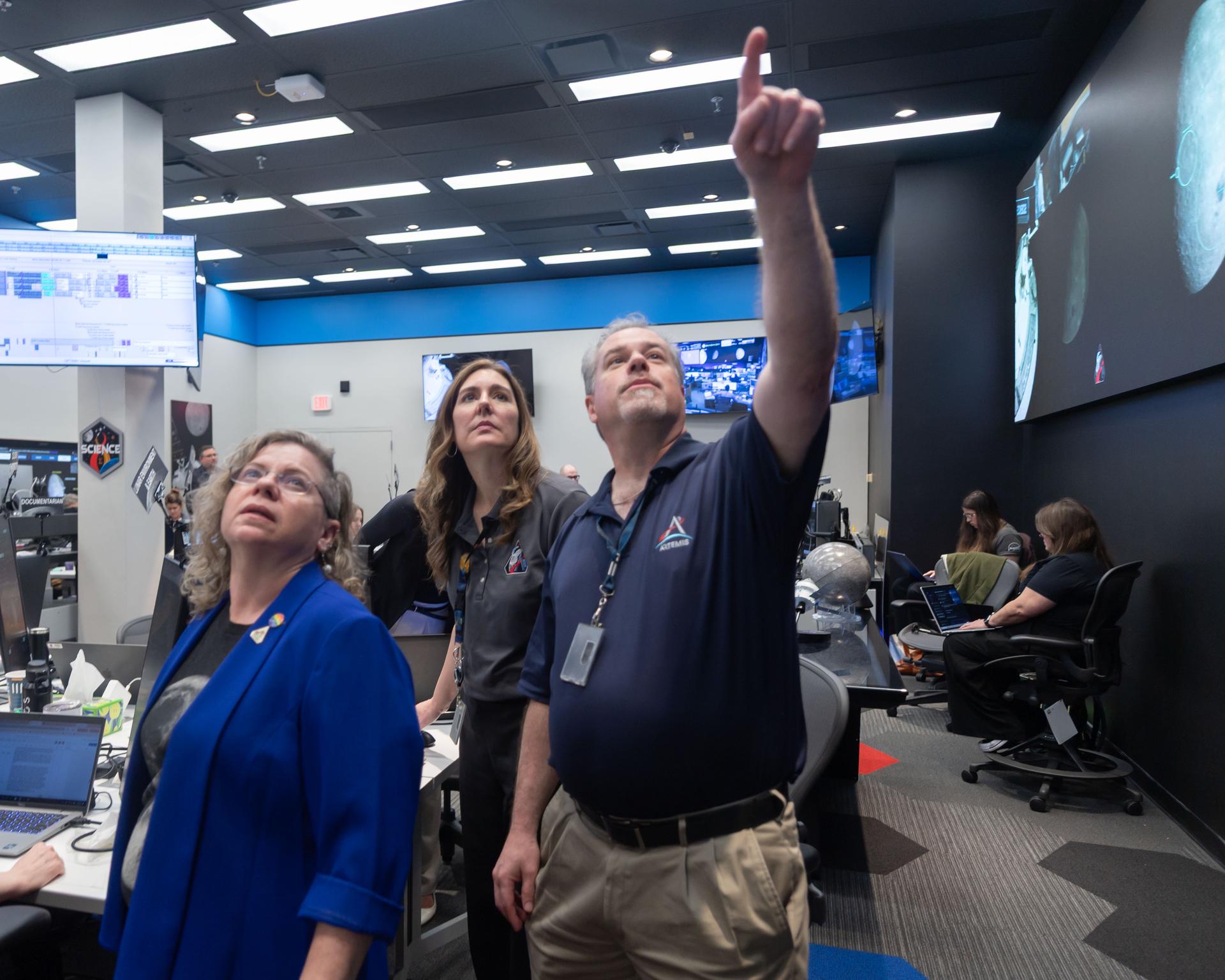 Artemis II lunar science team members, from left, Barbara Cohen, Jennifer Heldmann, and Anthony Colaprete, work in the Science Evaluation Room (SER).  Built specifically for Artemis missions with these science priorities in mind, the SER is equipped to support rapid data interpretation, collaborative analysis, real-time decision making, and seamless coordination between the science and operations teams. Credits: NASA/Luna Posadas Nava