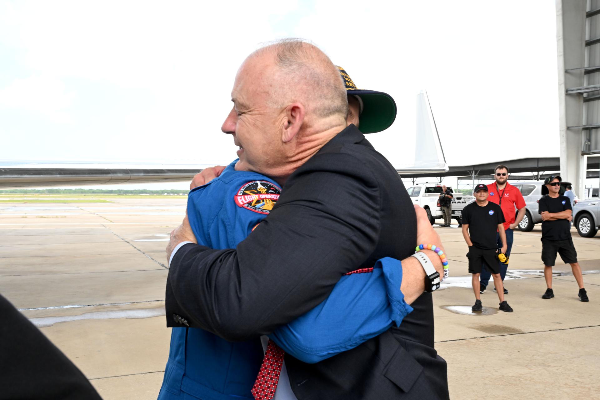 jsc2026e022282 (April 11, 2026) - Commander Reid Wiseman is greeted by NASA's Flight Operations Director Norm Knight on his return home to Houston, at Ellington Airport on Saturday, April 11, 2026, following a 10-day trip around the Moon and back. Wiseman and his three fellow crew members launched April 1, 2026, from NASA’s Kennedy Space Center in Florida, and splashed down off the coast of California on Friday, April 10, 2026.