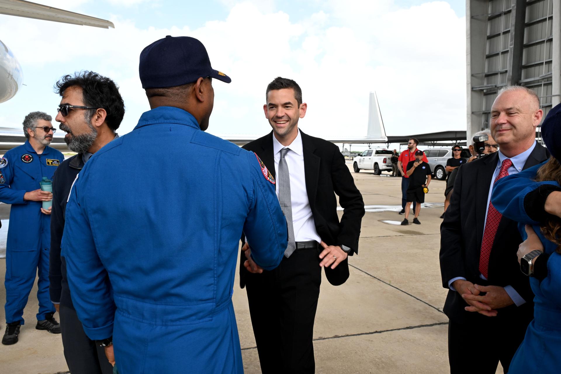 El administrador de la NASA, Jared Isaacman, saluda al piloto de Artemis II, Victor Glover, en el regreso de la tripulación de Artemis II a Houston el...