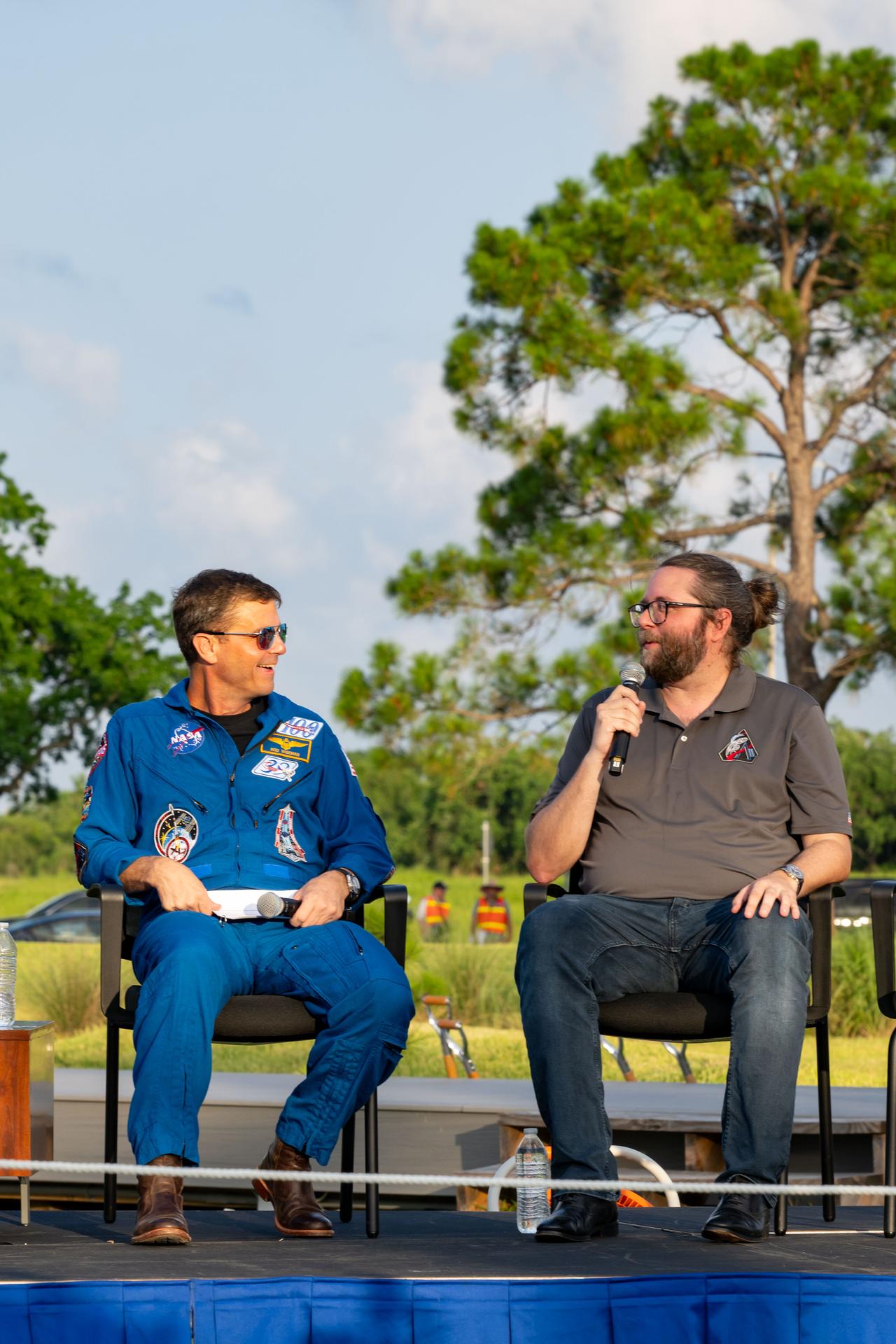 jsc2026e397500 (June 25, 2026) - NASA astronaut Reid Wiseman asks questions of Sean Duval, Artemis II Mission Lead, during an Artemis II employee celebration event at NASA's Johnson Space Center. Credit: NASA
