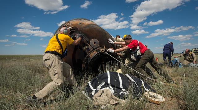 NASA image: Expedition 47 Soyuz TMA-19M Landing