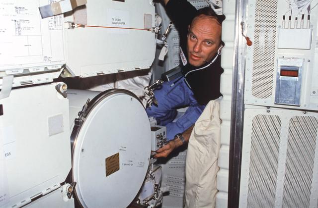 NASA image: Commander Lousma adjusts MLR controls on middeck