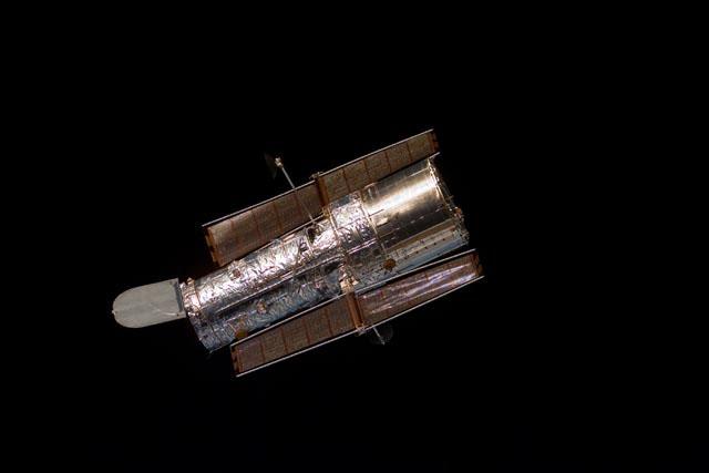 S103-E-5460 (25 December 1999) --- Moments after the freeing of the Hubble Space Telescope (HST) by Discovery's remote manipulator system (RMS), astronauts in the shuttle's cabin took a series of electronic stills of the   giant observatory. This picture was taken three seconds after the previous frame.