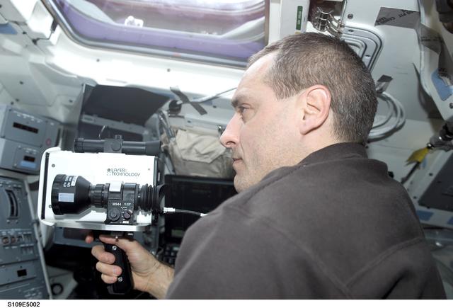 NASA image: STS-109 MS Linnehan with laser range finder on aft flight deck