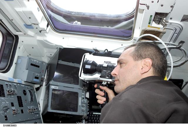 NASA image: STS-109 MS Linnehan with laser range finder on aft flight deck