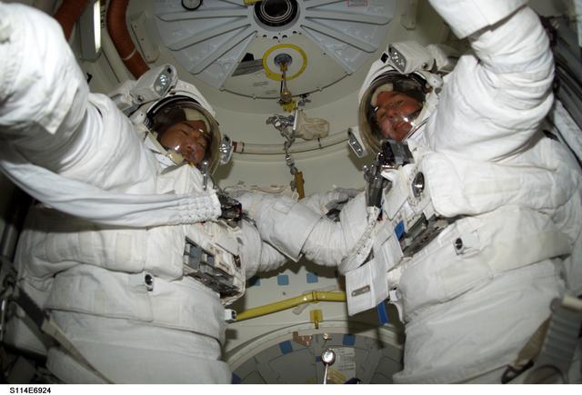 NASA image: Noguchi and Robinson in Airlock