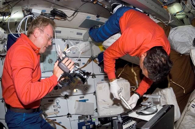 Camarada and Thomas on middeck