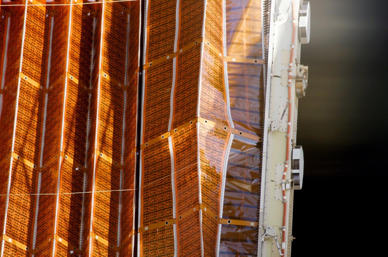 S116-E-05789 (13 Dec. 2006) --- This digital still image was taken by a crew member aboard the Space Shuttle Discovery of a kink that occurred in the port-side P6 solar array during the first attempt to retract that array on Dec. 13. The crew later extended the array and cleared this kink. The slow retraction of the array was then begun again with similar retraction and extension cycles repeated as the day progressed.
