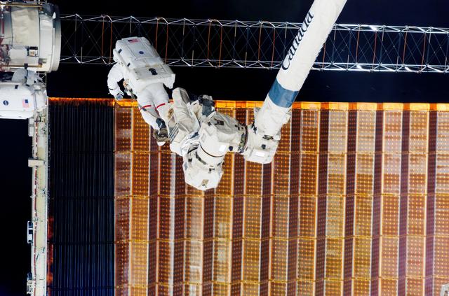 STS-116 MS Fuglesang and Curbeam during EVA-4