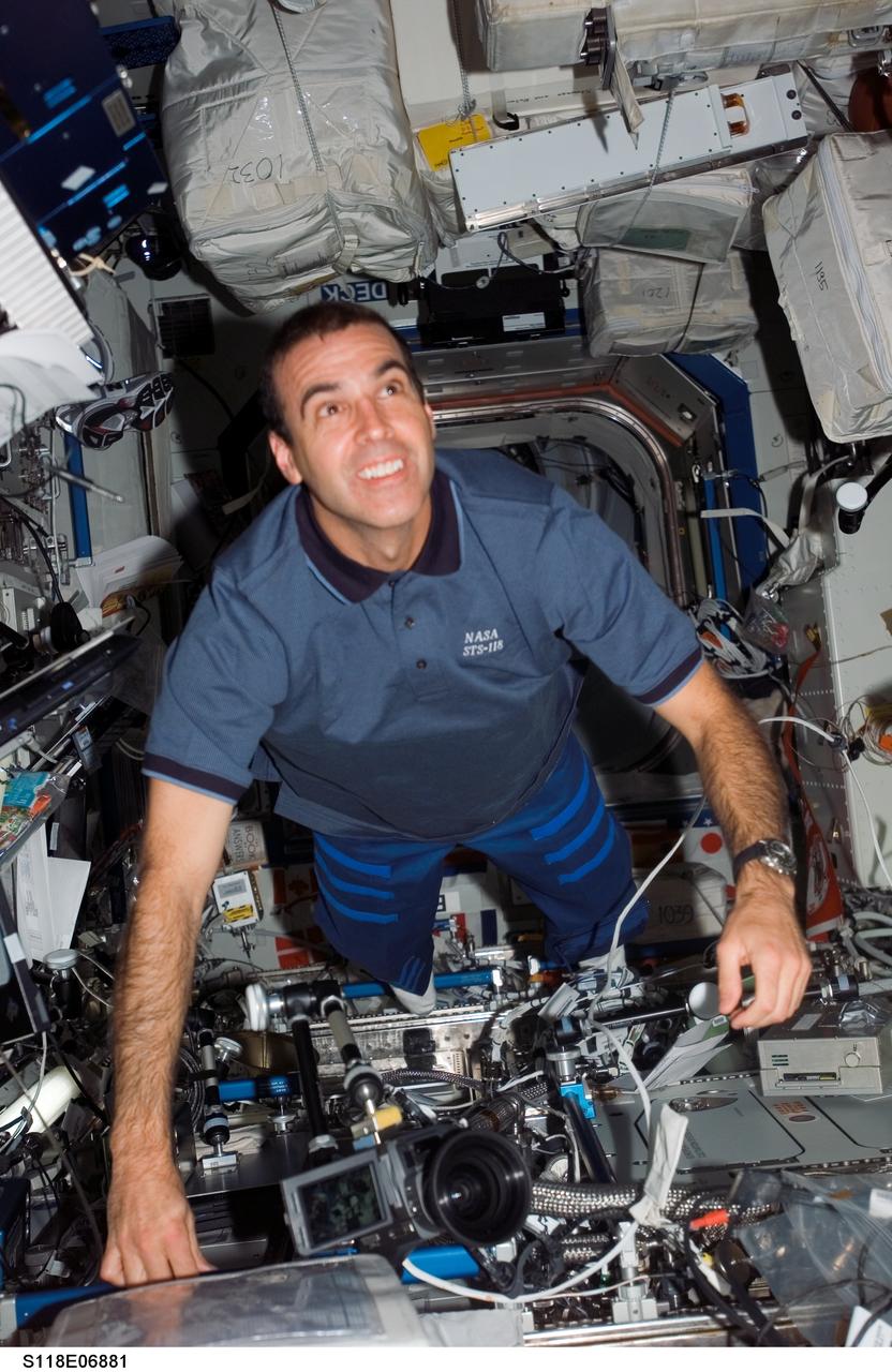 View of Mastracchio in the US Lab during STS-118/Expedition 15 Joint Operations