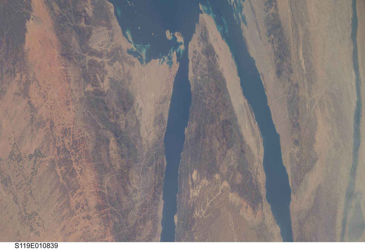 S119-E-010839 (27 March 2009) --- On its final full day in space before its scheduled return home on March 28, the crew of Space Shuttle Discovery took some pictures of the home planet, including this one of the Sinai Peninsula.  The frame shows part of the Red Sea (top), Gulf of Suez (right of center), Nile River (far right edge), Gulf of Aqaba (center frame) and parts of the nations of Egypt, Jordan and Saudi Arabia.