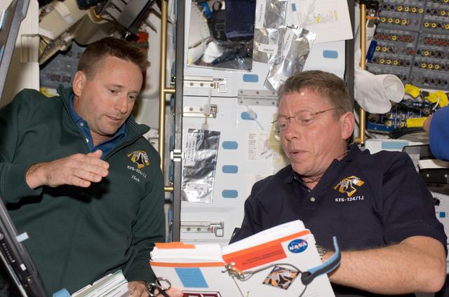 NASA image: Ham and Fossum on middeck