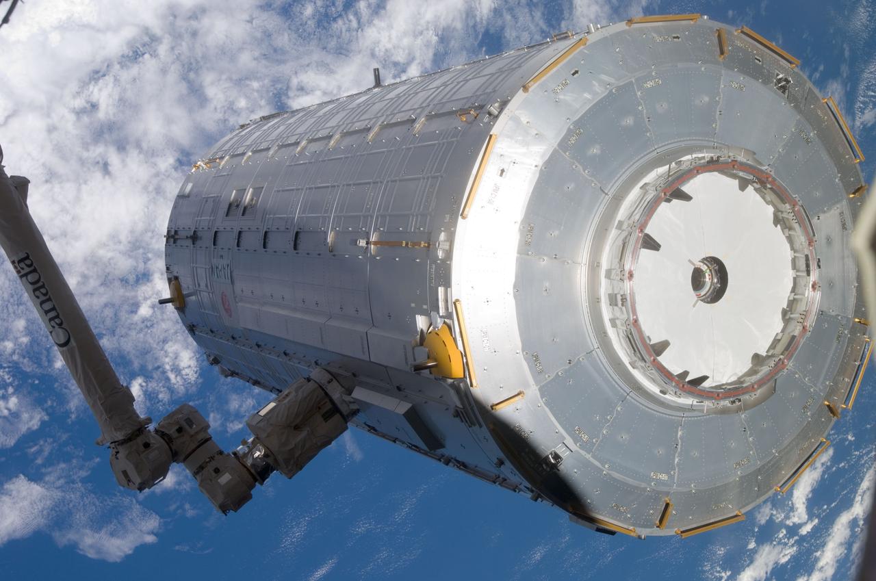 EVA 1 - Kibo moving from PLB