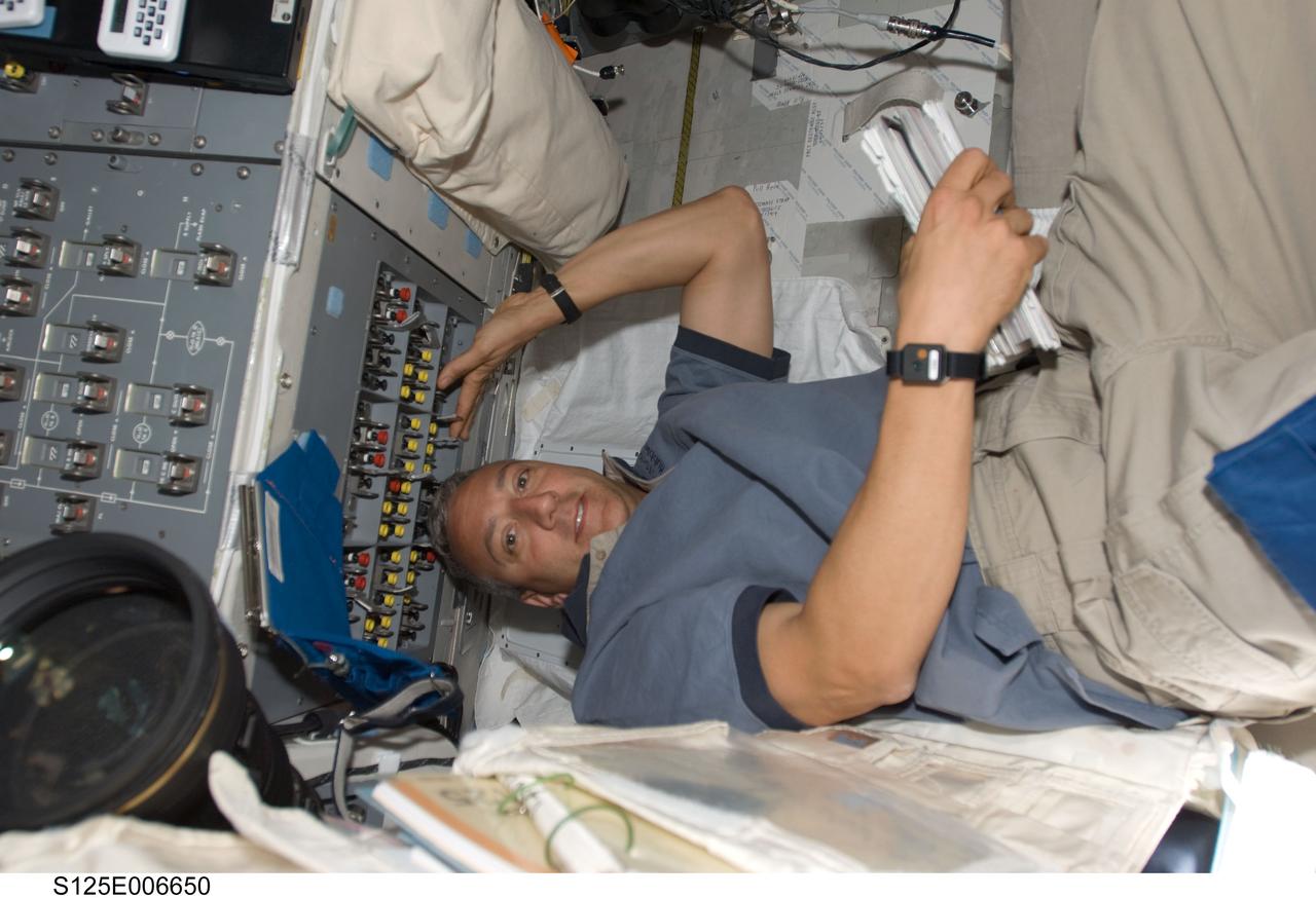 S125-E-006650 (13 May 2009) --- Astronaut Mike Massimino, STS-125 mission specialist, is pictured on the flight deck of Space Shuttle Atlantis during flight day three activities.