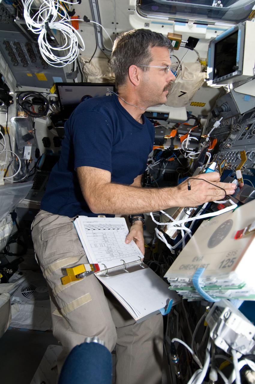 S125-E-009349 (17 May 2009) --- Astronaut Scott Altman, STS-125 commander, works on the aft flight deck of the Earth-orbiting Space Shuttle Atlantis during flight day seven activities.