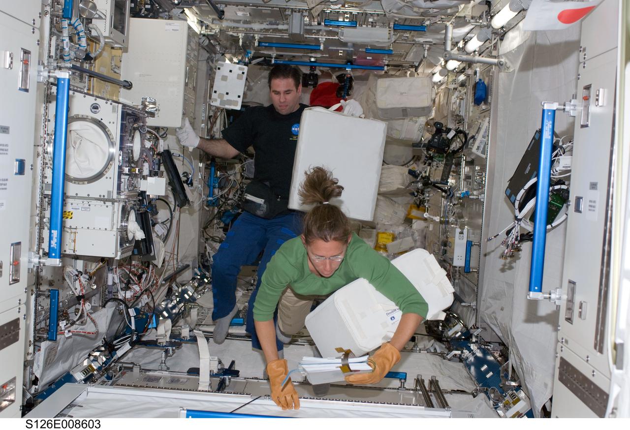 Chamitoff and Magnus in Kibo