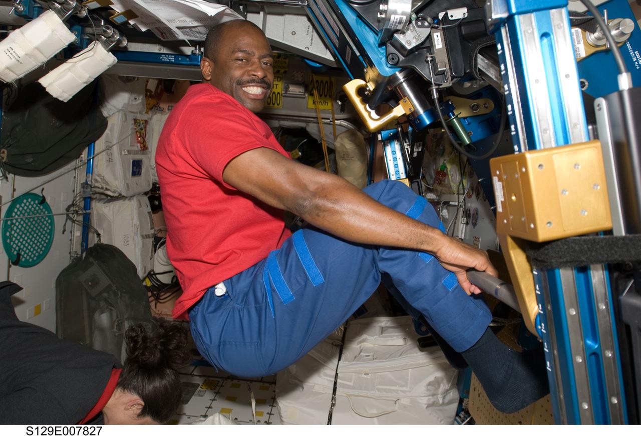 S129-E-007827 (22 Nov. 2009) --- Astronaut Leland Melvin, STS-129 mission specialist, exercises using the advanced Resistive Exercise Device (aRED) in the Unity node of the International Space Station while space shuttle Atlantis remains docked with the station.