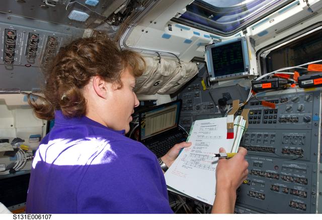 Metcalf-Lindenburger  on Discovery flight deck