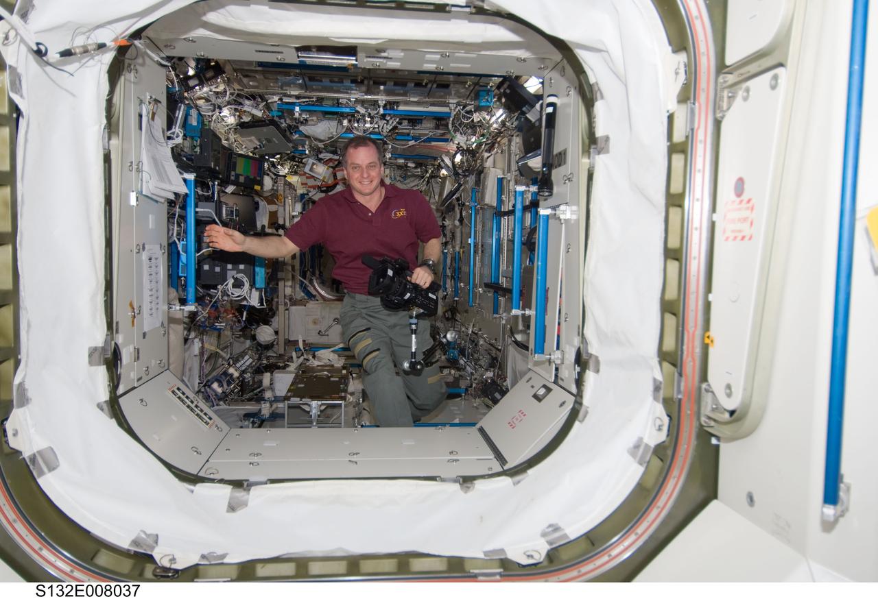 Creamer in the U.S. Laboratory during Joint Operations