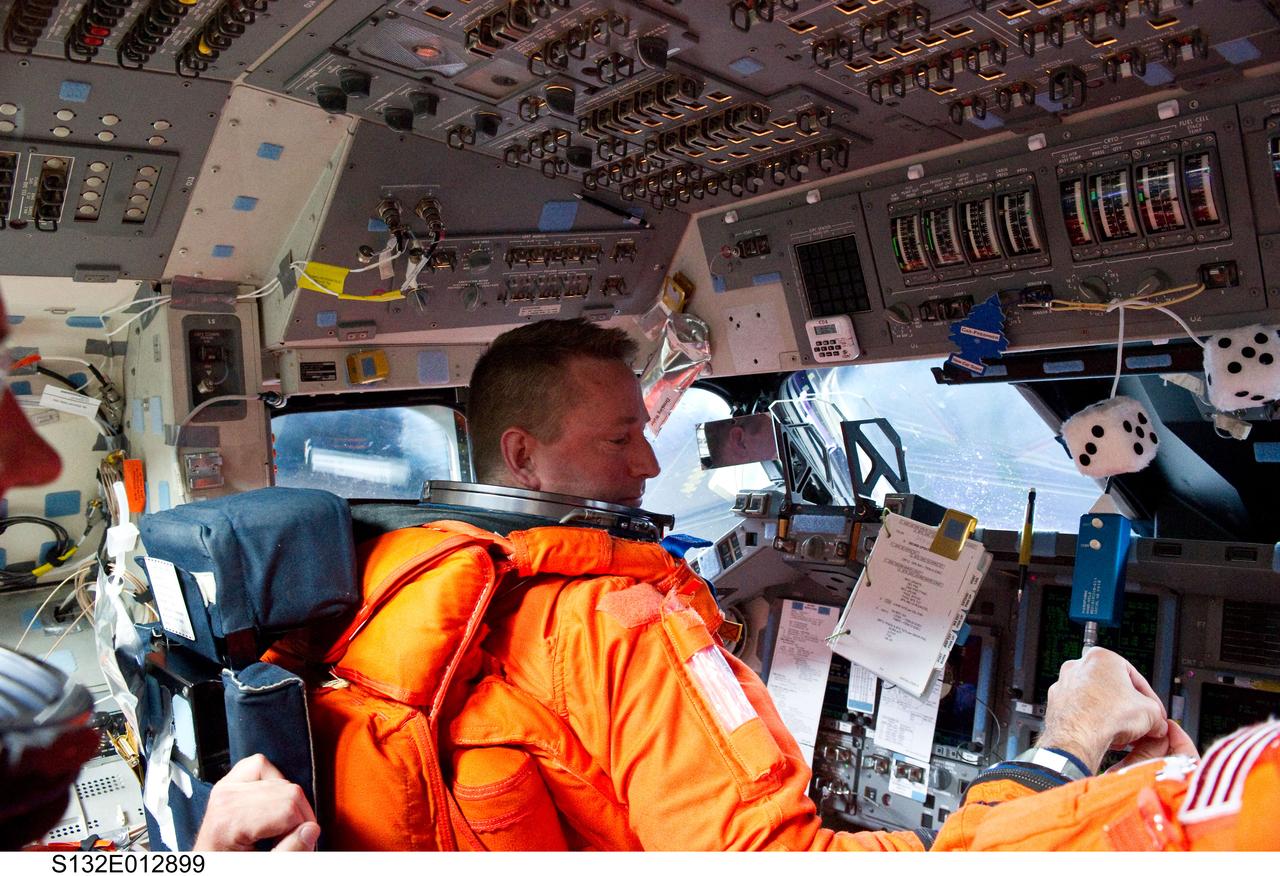 S132-E-012899 (26 May 2010) --- Attired in his shuttle launch and entry suit, NASA astronaut Ken Ham, STS-132 commander, occupies the commander’s station on the flight deck of space shuttle Atlantis as the crew prepares for landing at NASA’s Kennedy Space Center, Florida.