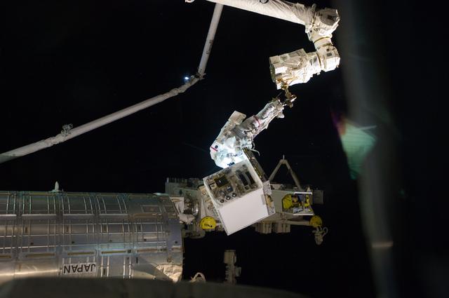 NASA image: Fossum transfers Robotics Refueling Mission during EVA 1