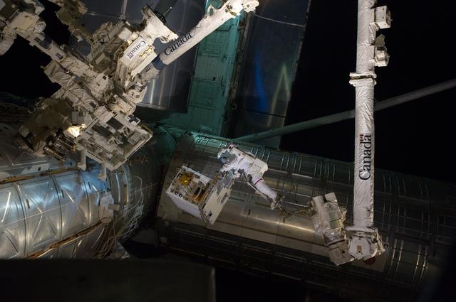 NASA image: Fossum transfers Robotics Refueling Mission during EVA 1