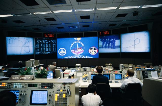 NASA image: JSC MCC Bldg 30 personnel monitor STS-26 post landing activities