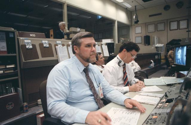 NASA image: STS-29 Flight Directors Briscoe and Dittemore at JSC MCC consoles