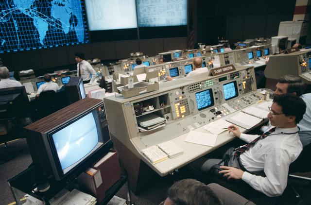 NASA image: STS-29 Flight Directors Briscoe and Dittemore at JSC MCC consoles