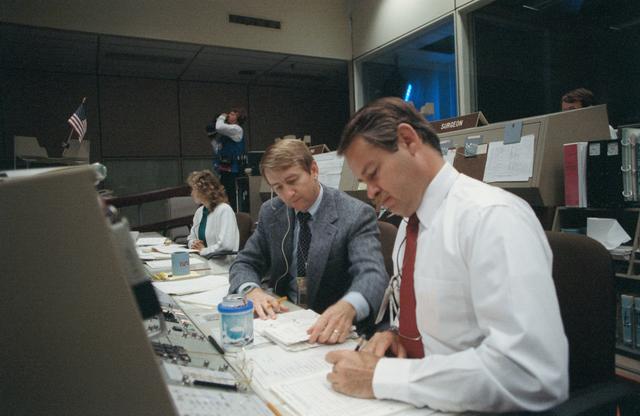 NASA image: STS-29 CAPCOMs Culbertson and Creighton at JSC MCC console