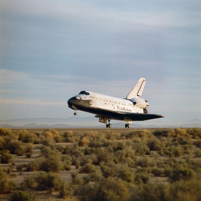 NASA image: STS-29 Discovery, OV-103, lands on Edwards AFB concrete runway 22