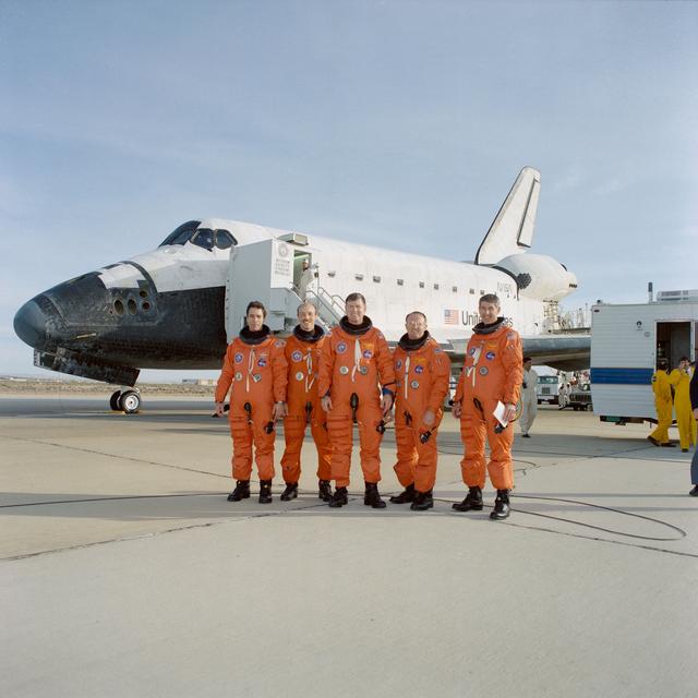 NASA image: STS-29 Discovery, OV-103, post landing crew portrait
