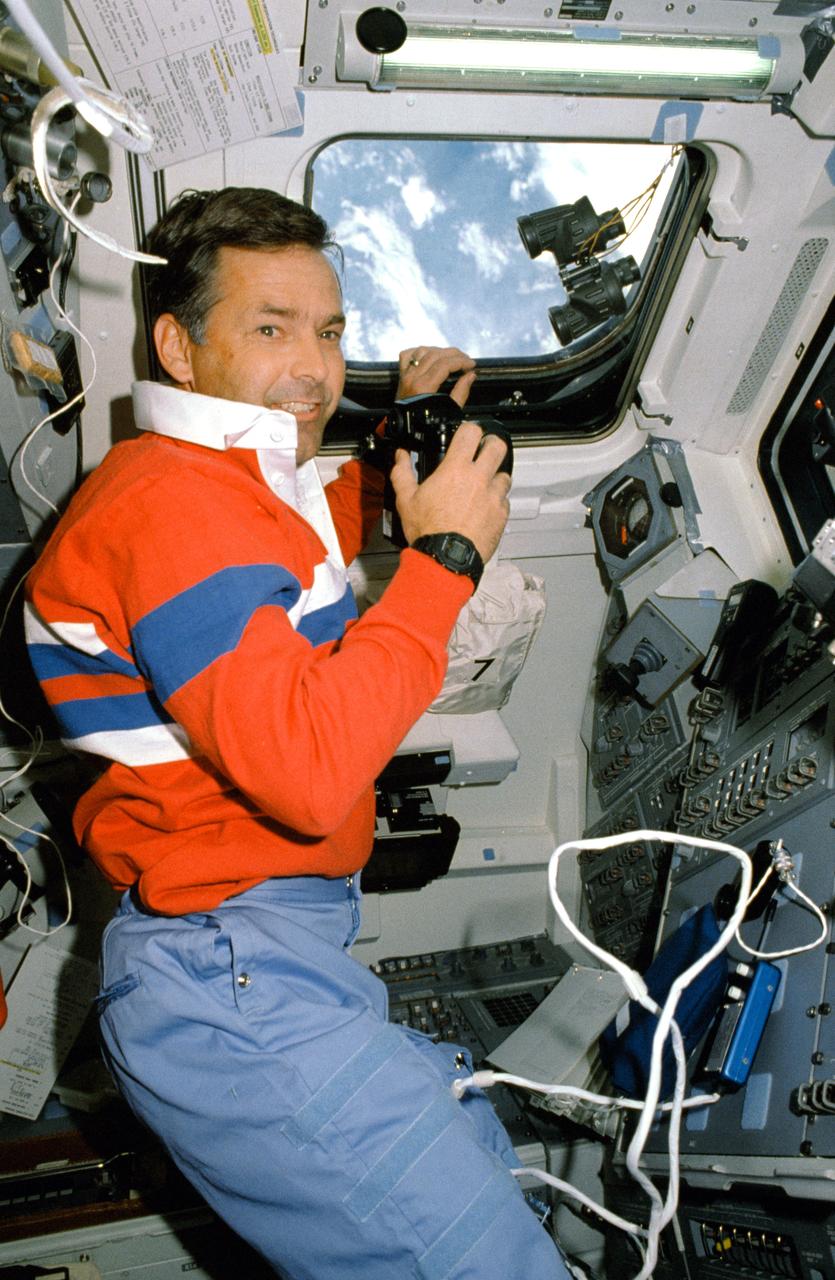 STS030-03-038   (4-8 May 1989) --- Astronaut Ronald J. Grabe, STS- 30 pilot, typifies the working mode of the entire five- member crew as he observes and photographs Earth from 160 nautical miles above. Grabe is on the aft flight deck, making use of two large overhead viewing windows. The scene was shown by the crew at its May 18, 1989 post-flight press conference.