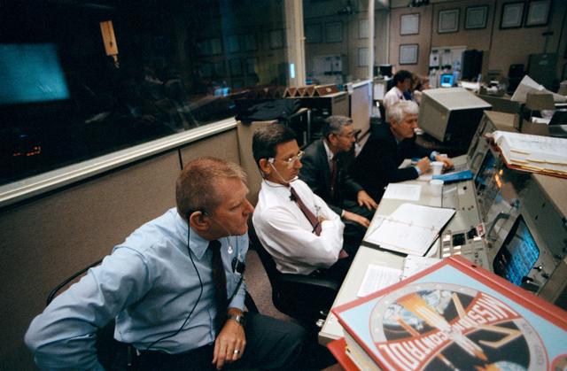 NASA image: JSC officials in MCC Bldg 30 monitor STS-30 Atlantis, OV-104, liftoff