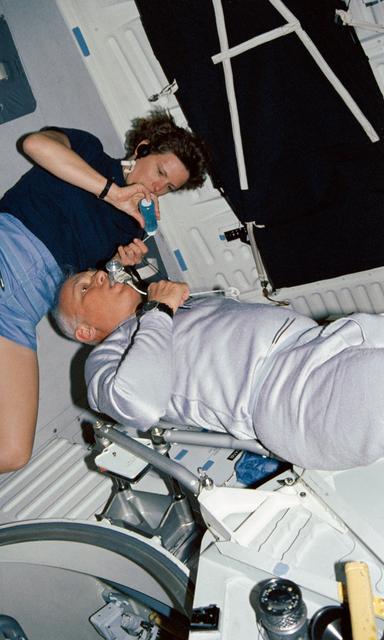 NASA image: STS-31 MS Sullivan, MS McCandless, DSO 462 medical device on OV-103 middeck