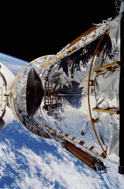 Hubble Space Telescope (HST) above OV-103's PLB during STS-31 deployment