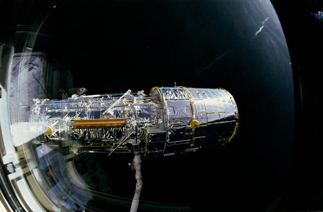 NASA image: STS-31 pre-deployment checkout of the Hubble Space Telescope (HST) on OV-103