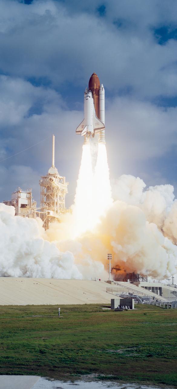 STS031-S-073 (24 April 1990) --? A vertical view of the launch of the STS-31 mission.  Onboard Space Shuttle Discovery are the crew of five veteran astronauts and the Hubble Space Telescope (HST).  Official launch time was 8:33:51.0492 a.m. (EDT).  Headed for approximately five days in space are astronauts Loren J. Shriver, Charles F. Bolden, Jr., Bruce McCandless, II, Kathryn D. Sullivan, and Steven A. Hawley.