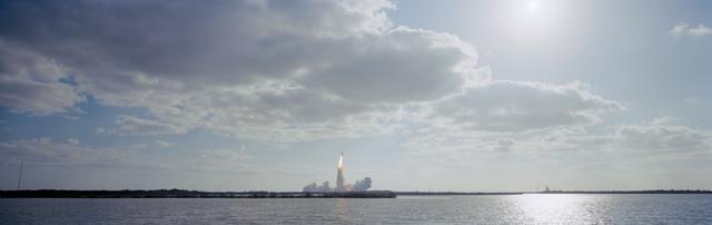NASA image: STS-31 Discovery, Orbiter Vehicle (OV) 103, heads skyward after KSC liftoff