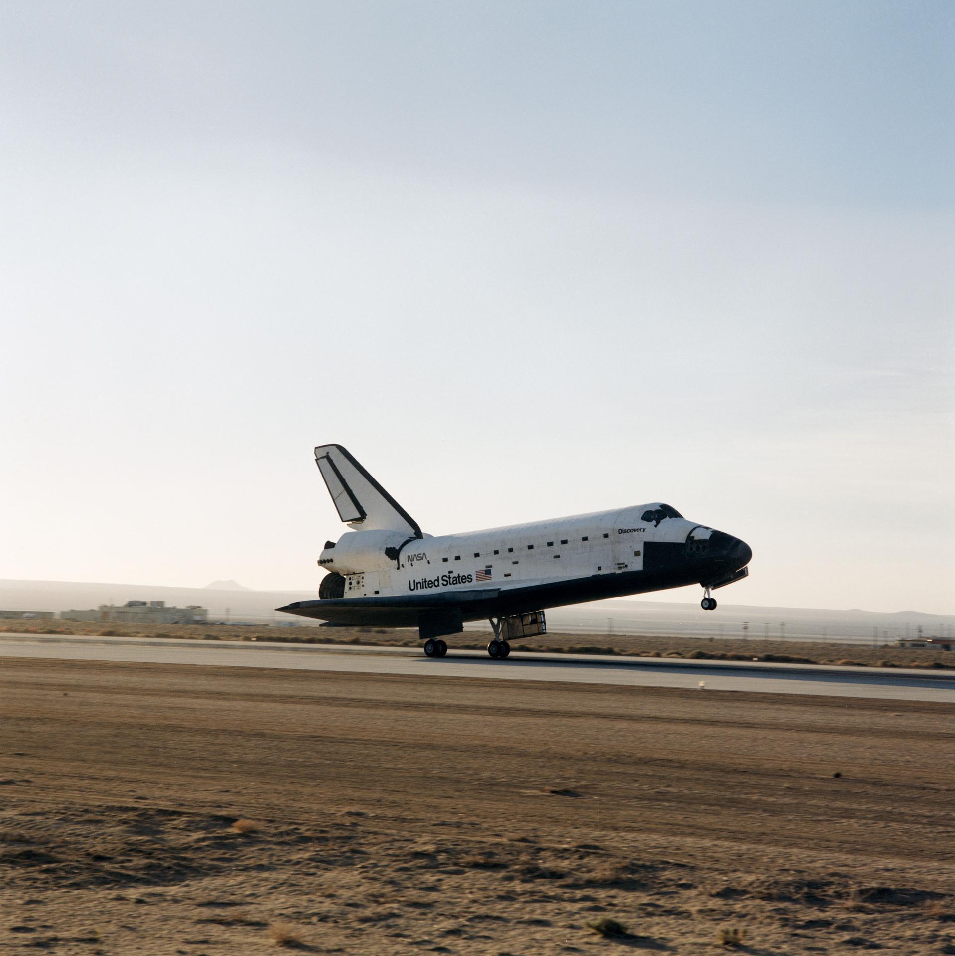 Discovery lands on the runway at Edwards Air Force Base