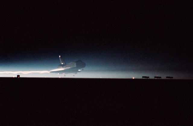 NASA image: STS-32 Columbia, OV-102, makes night landing on runway 22 at EAFB, California