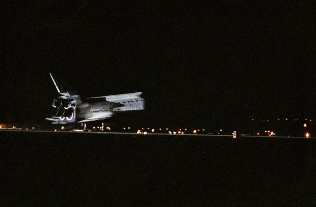 NASA image: STS-32 Columbia, OV-102, makes night landing on runway 22 at EAFB, California