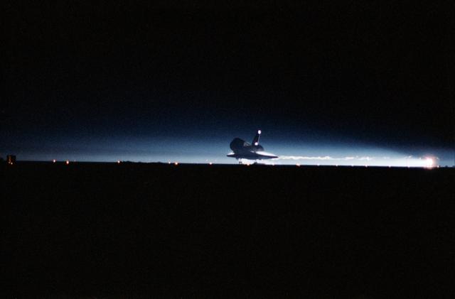 NASA image: STS-32 Columbia, OV-102, makes night landing on runway 22 at EAFB, California