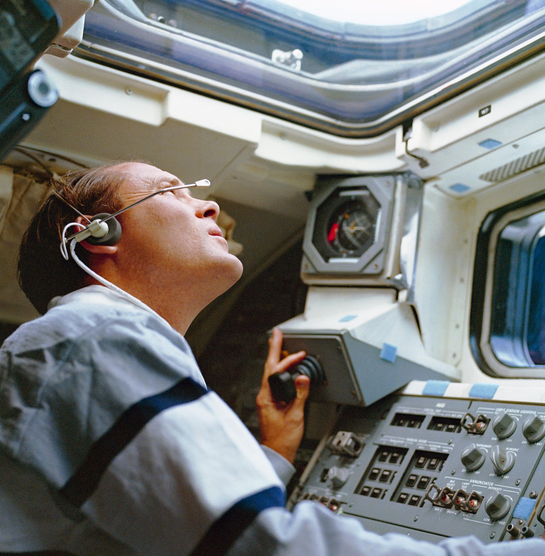 Mission Specialist Manley Carter operates a controller on Discovery