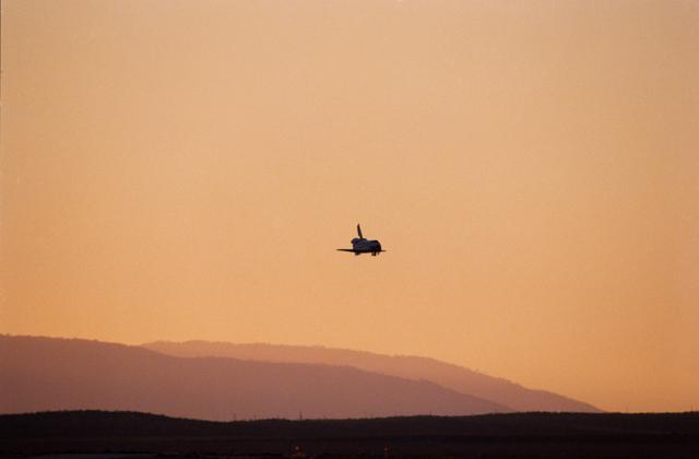 NASA image: STS-33 Discovery, OV-103, approaches concrete runway 04 at EAFB, California