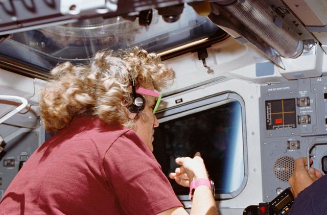 NASA image: STS-34 Mission Specialist (MS) Lucid looks out aft flight deck viewing window