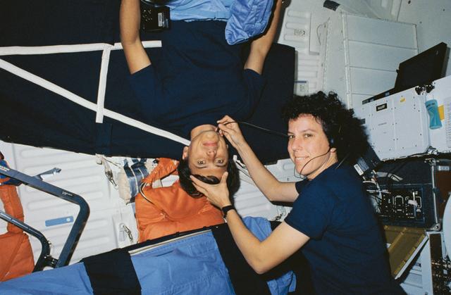 NASA image: STS-34 crewmembers conduct DSO 0470 on OV-104's middeck